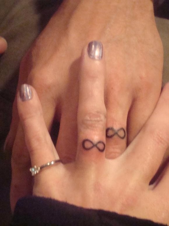 29 tatuaggio anello coppia