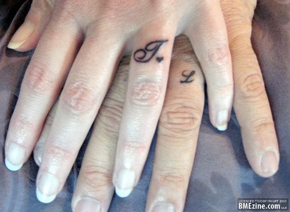 32 tatuaggio anello coppia
