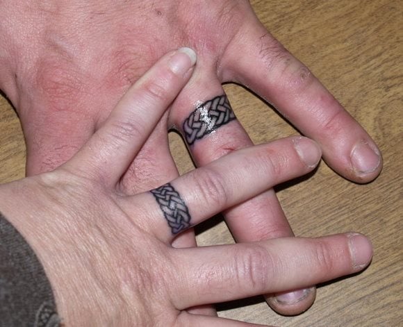 43 tatuaggio anello coppia