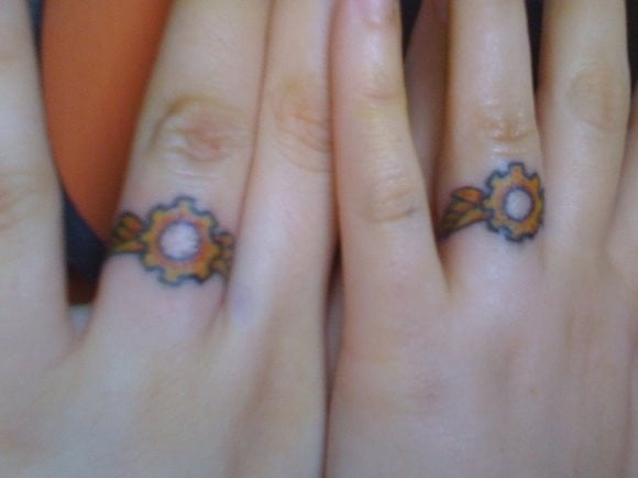 44 tatuaggio anello coppia