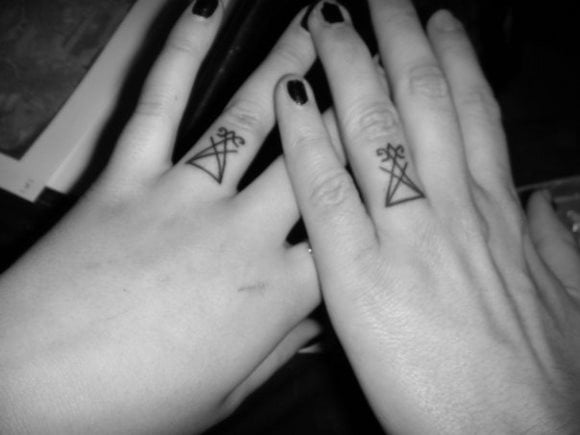 45 tatuaggio anello coppia