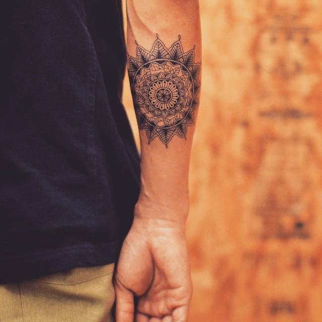 tatuaggio braccio di uomo 143