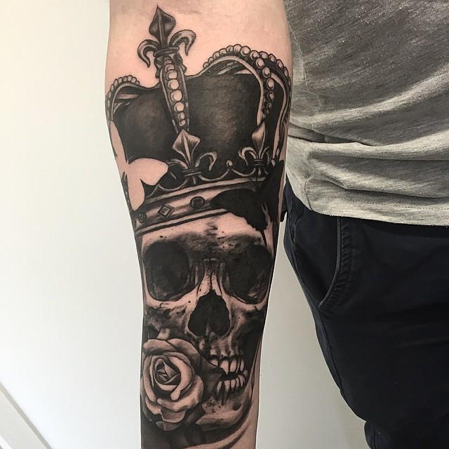 tatuaggio braccio di uomo 181