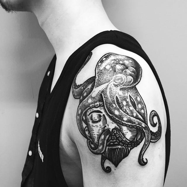 tatuaggio braccio di uomo 213