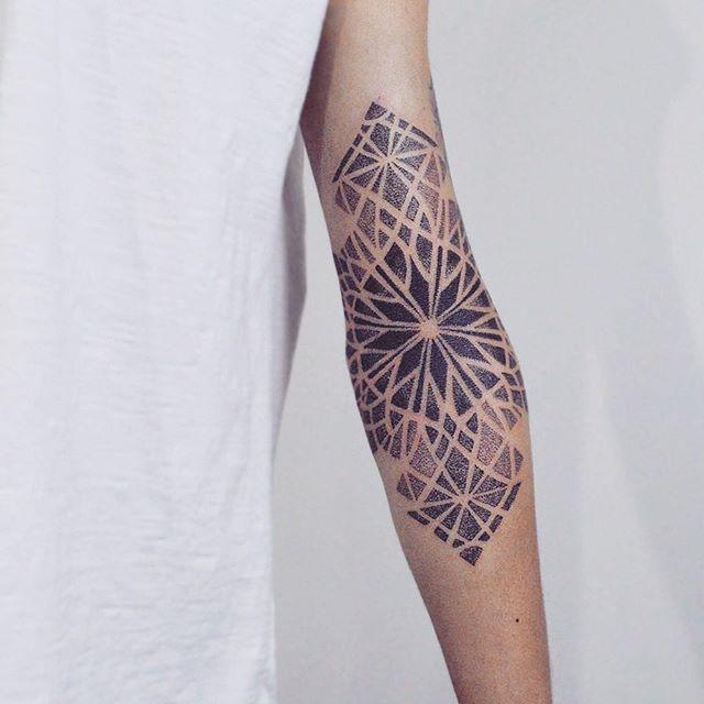 tatuaggio braccio di uomo 39