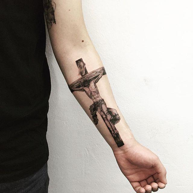 tatuaggio braccio di uomo 95