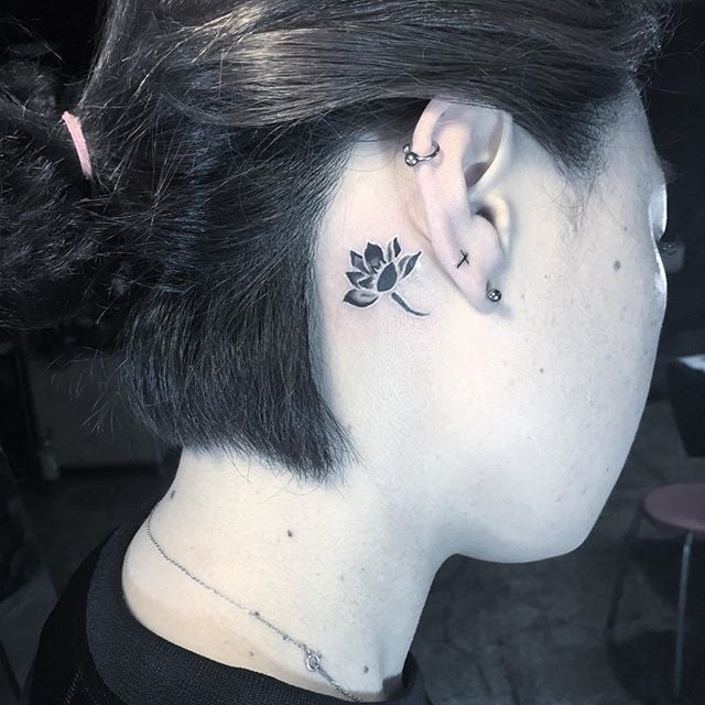 tatuaggio dietro di la orecchio 05