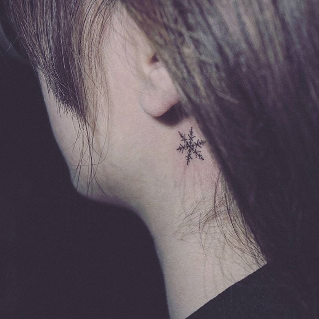 tatuaggio dietro di la orecchio 11