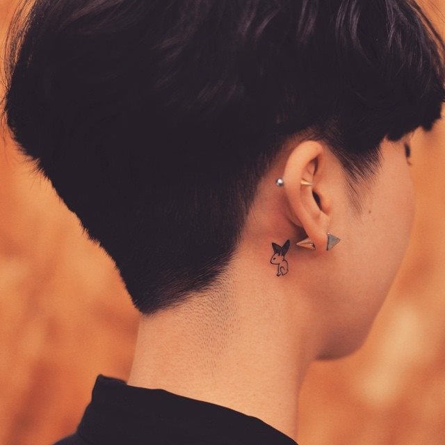 tatuaggio dietro di la orecchio 111
