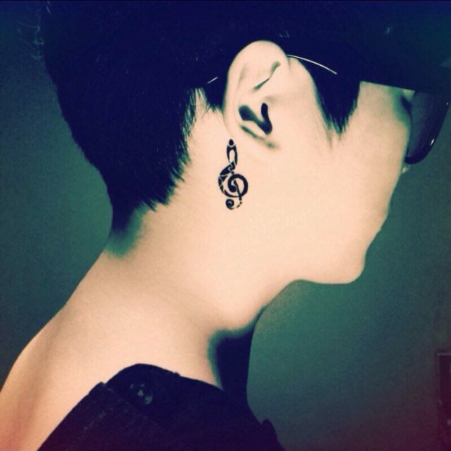 tatuaggio dietro di la orecchio 117