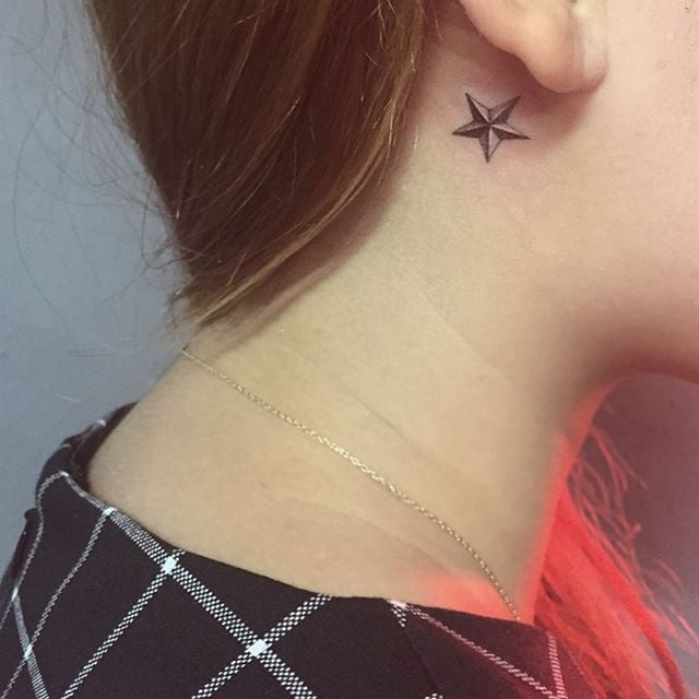 tatuaggio dietro di la orecchio 119