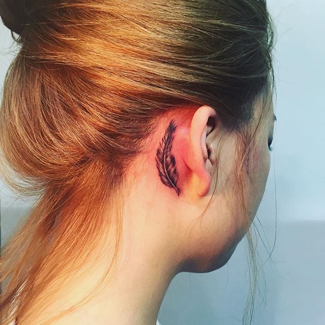 tatuaggio dietro di la orecchio 25