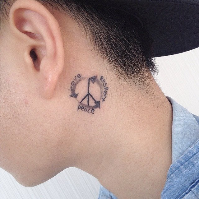 tatuaggio dietro di la orecchio 29