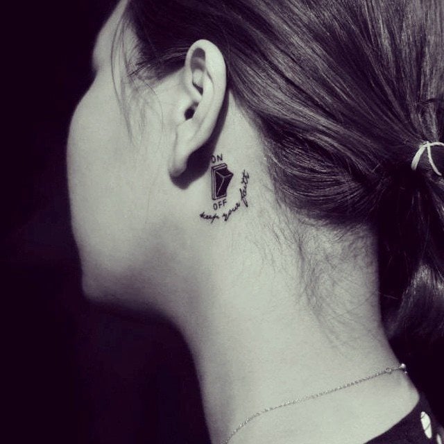 tatuaggio dietro di la orecchio 33