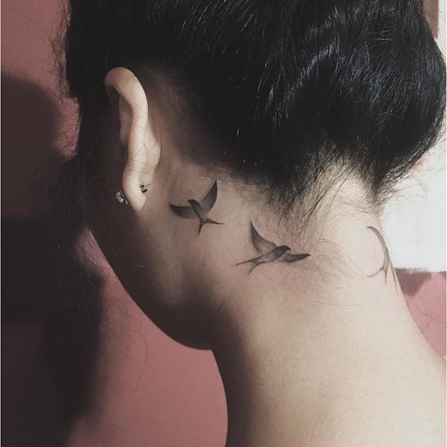 tatuaggio dietro di la orecchio 39