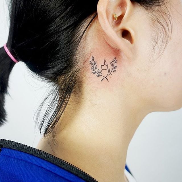 tatuaggio dietro di la orecchio 41