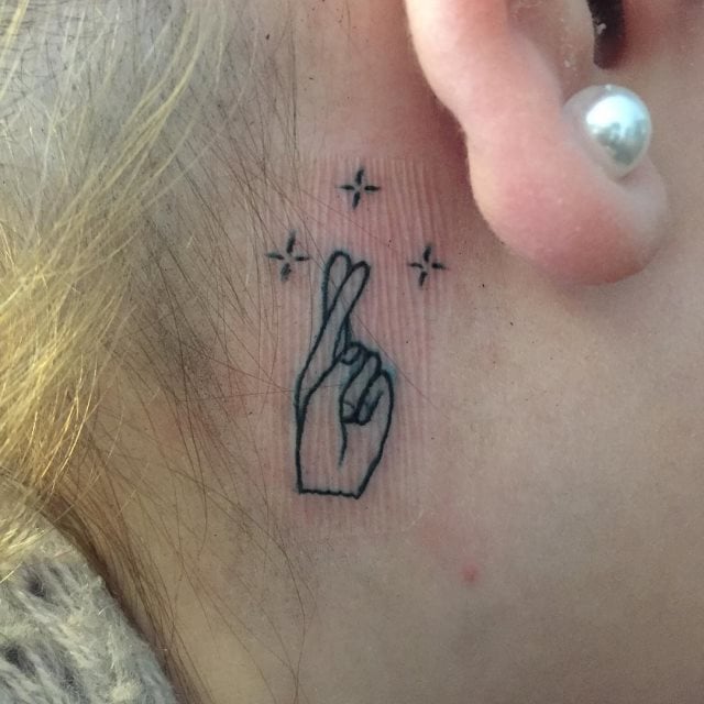 tatuaggio dietro di la orecchio 45