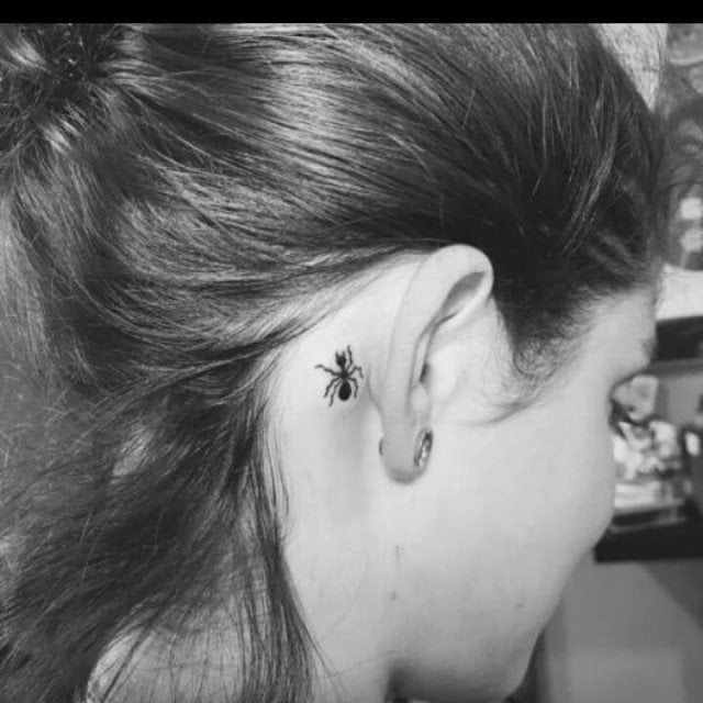 tatuaggio dietro di la orecchio 47