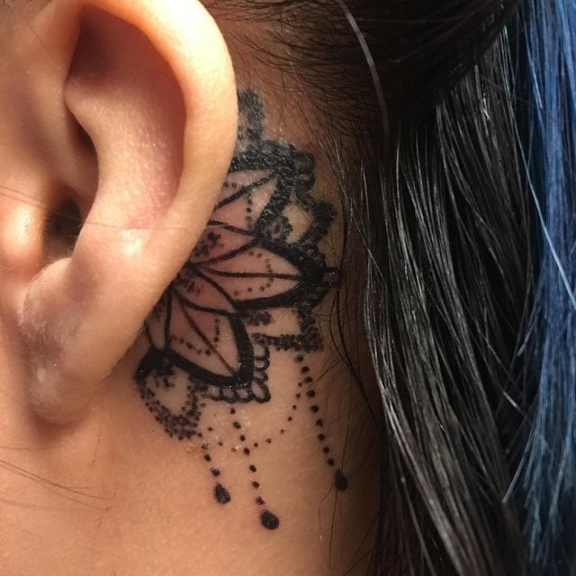 tatuaggio dietro di la orecchio 51