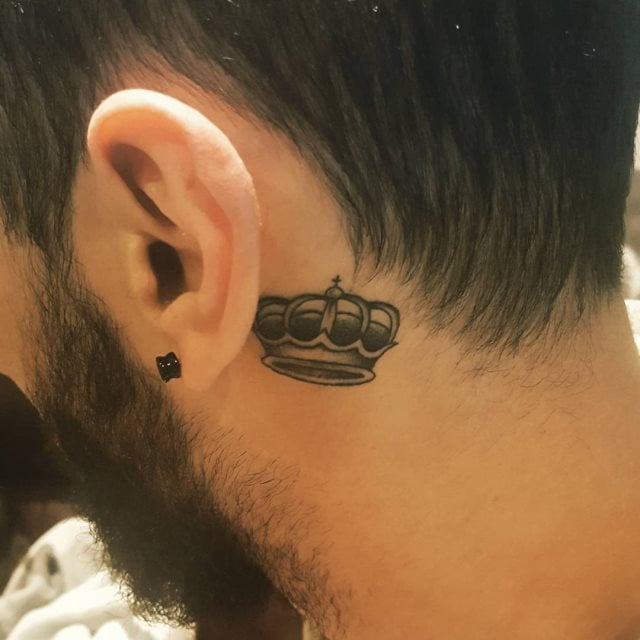 tatuaggio dietro di la orecchio 53