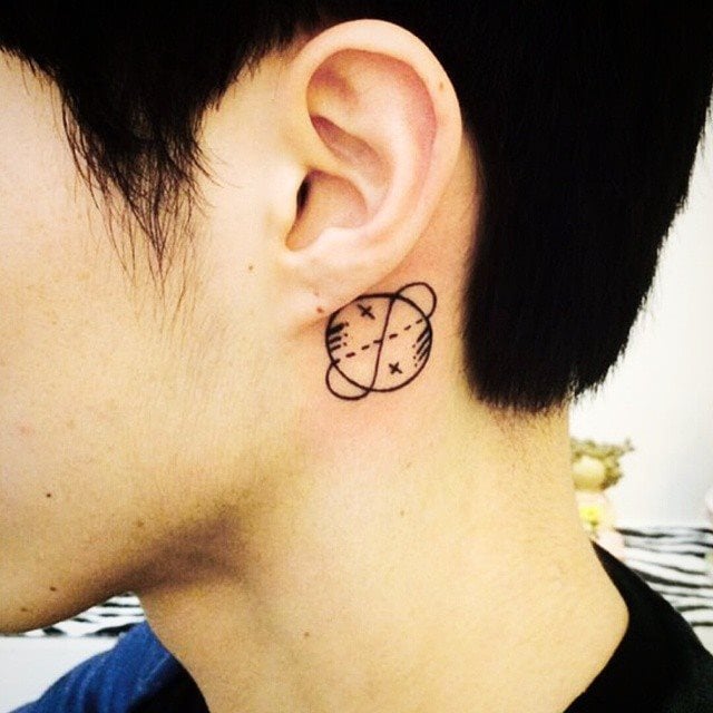 tatuaggio dietro di la orecchio 55