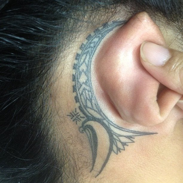 tatuaggio dietro di la orecchio 57