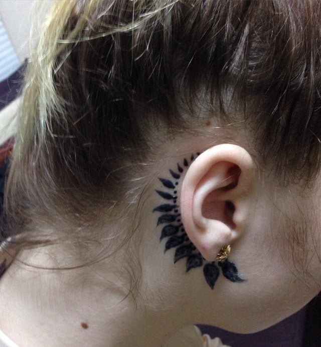 tatuaggio dietro di la orecchio 61