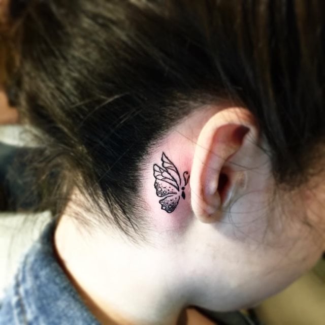 tatuaggio dietro di la orecchio 63