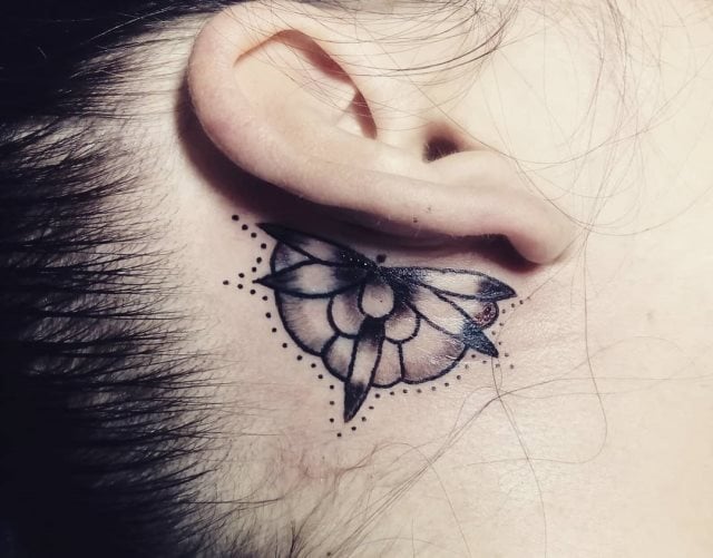 tatuaggio dietro di la orecchio 69