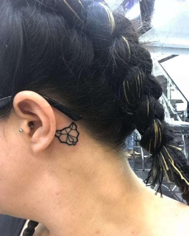 tatuaggio dietro di la orecchio 83