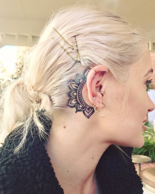 tatuaggio dietro di la orecchio 91