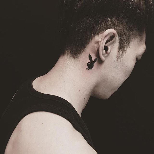 tatuaggio dietro di la orecchio 93