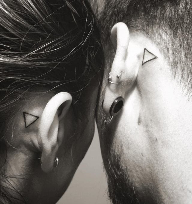 tatuaggio dietro di la orecchio 95