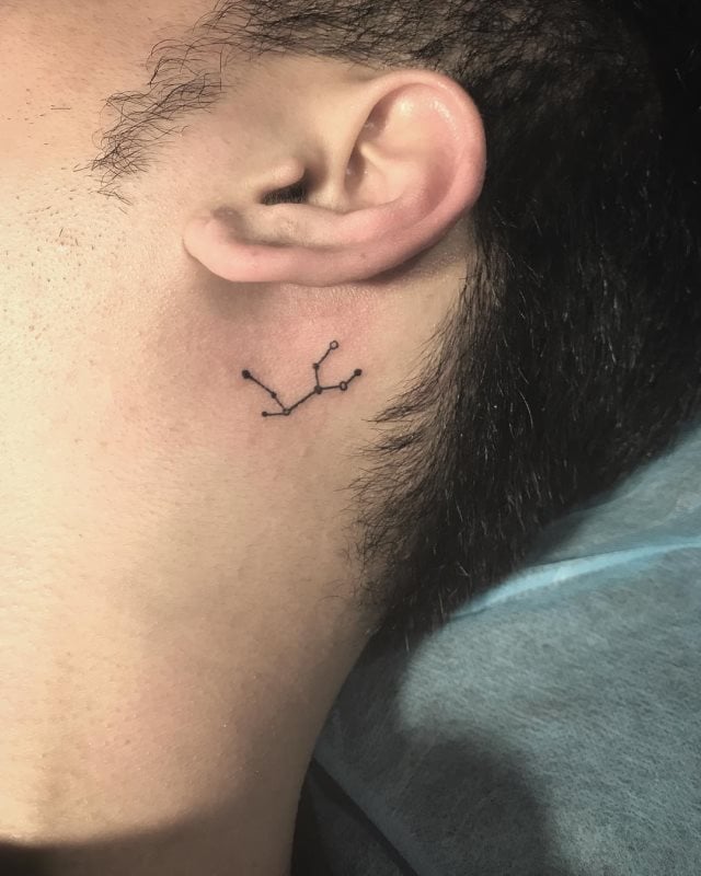 tatuaggio dietro di la orecchio 97
