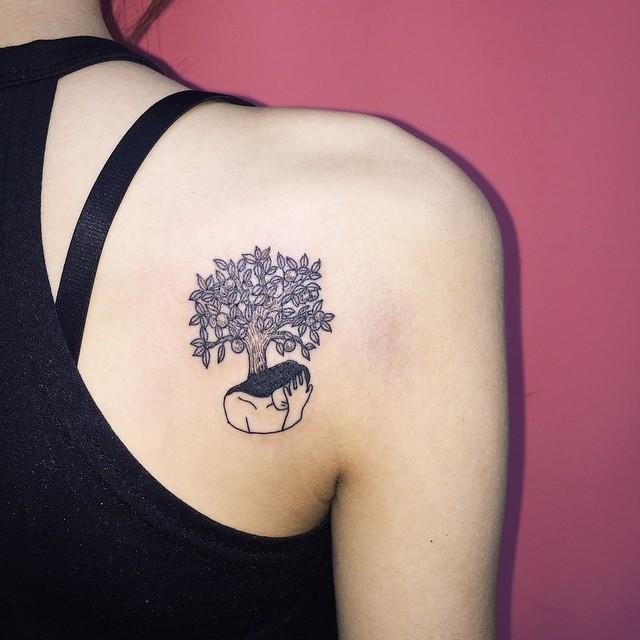 tatuaggio dietro per donna 03