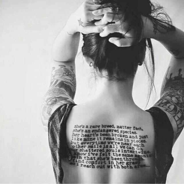 tatuaggio dietro per donna 09