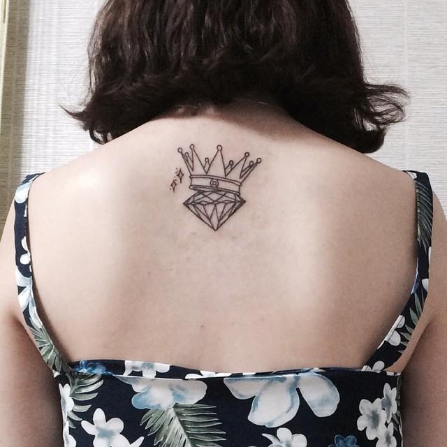 tatuaggio dietro per donna 101
