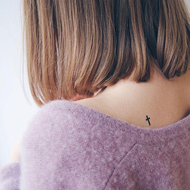 tatuaggio dietro per donna 111