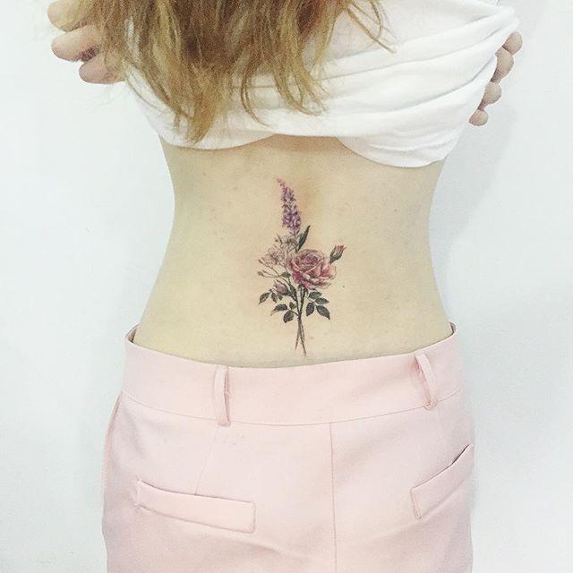 tatuaggio dietro per donna 121