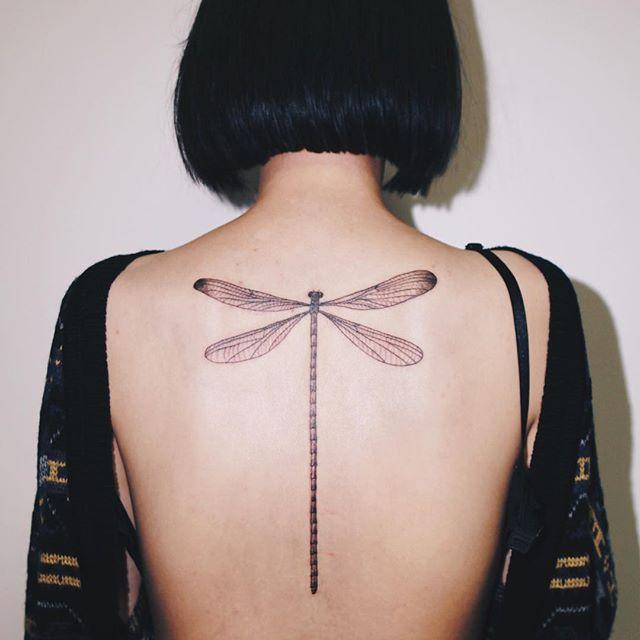 tatuaggio dietro per donna 127