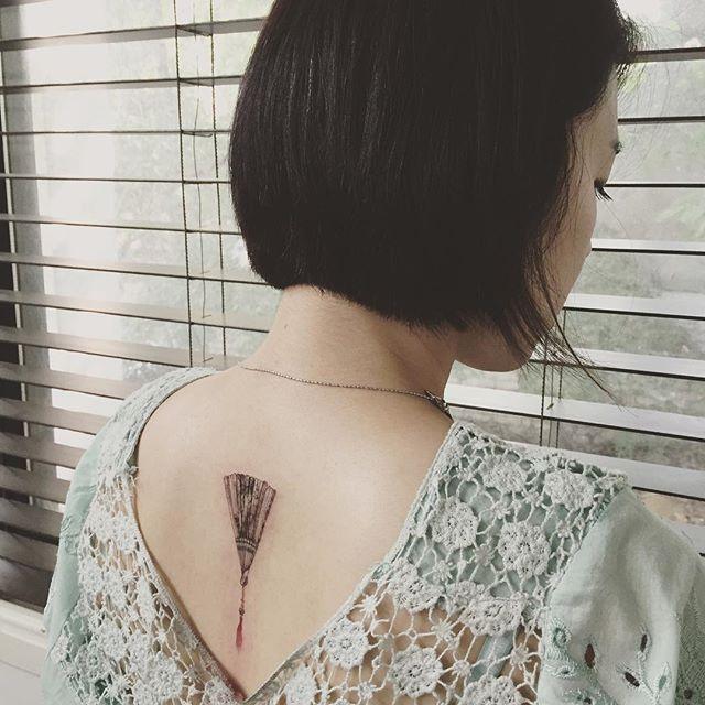 tatuaggio dietro per donna 13