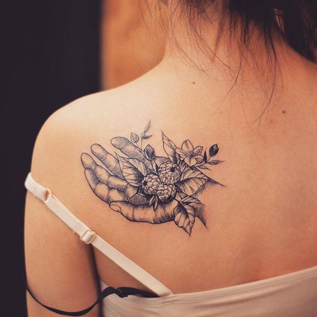 tatuaggio dietro per donna 135