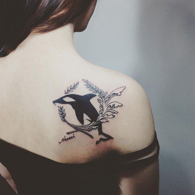 tatuaggio dietro per donna 143