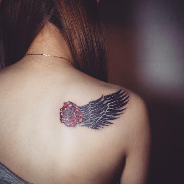 tatuaggio dietro per donna 149