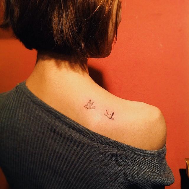 tatuaggio dietro per donna 153