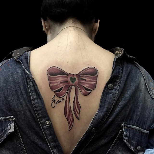 tatuaggio dietro per donna 163