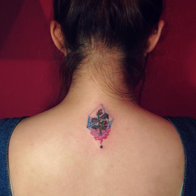 tatuaggio dietro per donna 167