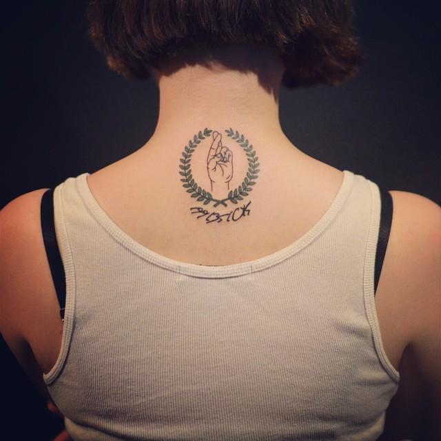 tatuaggio dietro per donna 23