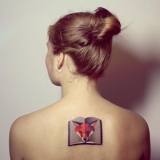 tatuaggio dietro per donna 27
