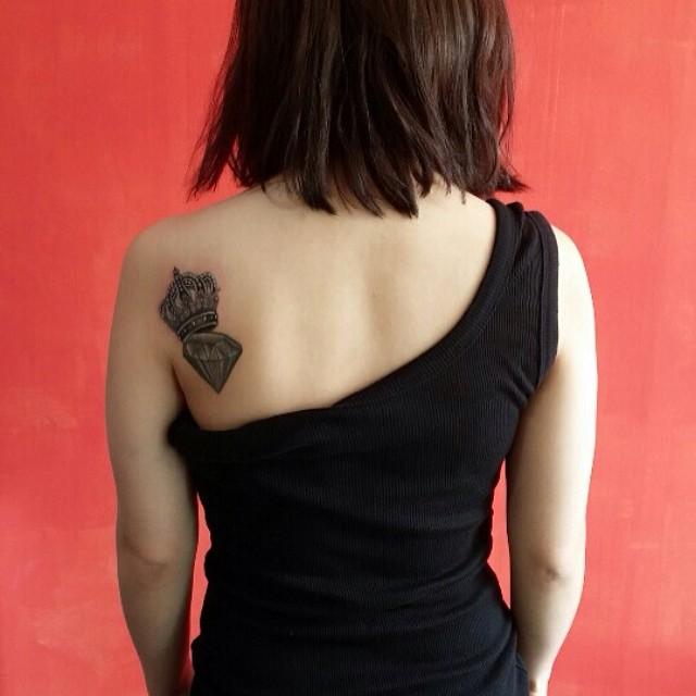 tatuaggio dietro per donna 31
